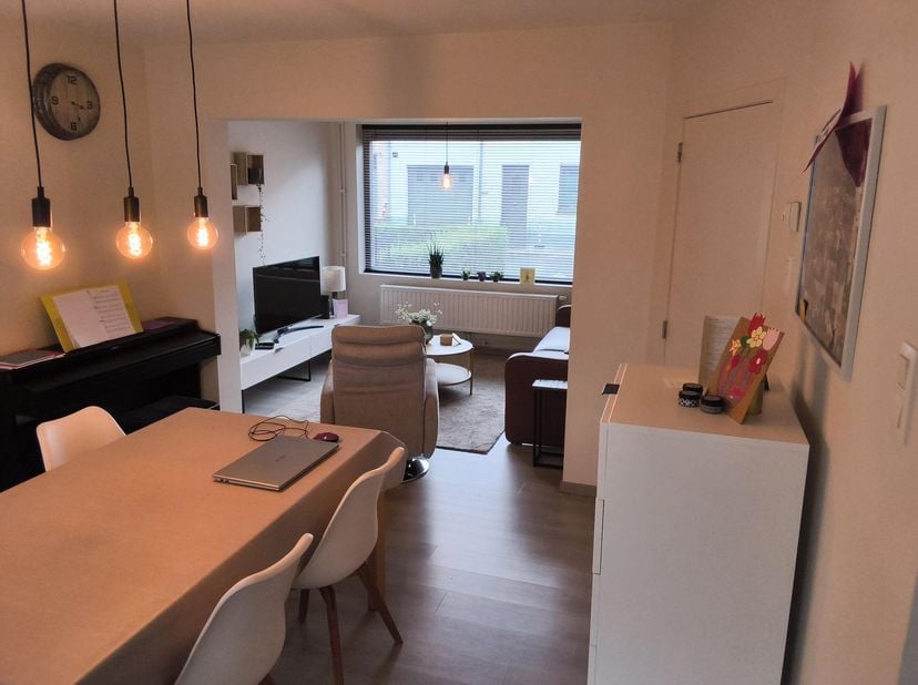 Gerenoveerde woning ,garage met sectionale poort,kelder ,zolder,aansluitend een grote praktische veranda.<br />
rustig gelegen in doodlopende straat<b