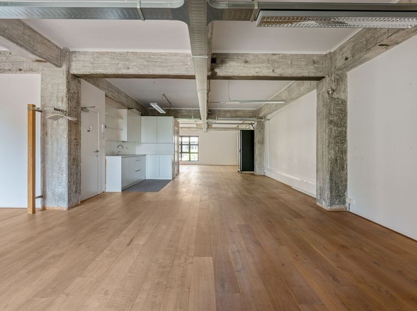 Handelspand met ruim terras in voormalige Anco-pastafabriek<br />
Deze commerciële ruimte bevindt zich op de eerste verdieping van de voormalige Anco-