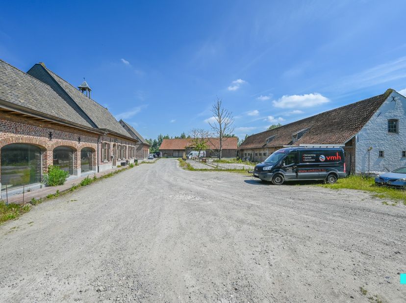 Op een ruim perceel van ca. 2,3 hectare bevindt zich deze veelzijdige hoeve met tal van mogelijkheden. Dit eigendom combineert de charme van een lande