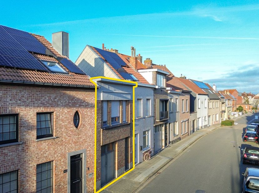 Deze te renoveren rijwoning is rustig gelegen in Blankenberge en biedt tal van mogelijkheden voor wie op zoek is naar ruimte en potentieel. De woning