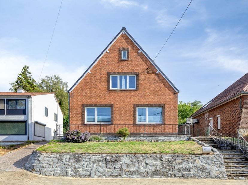 Gezinswoning met 4 slaapkamers op een perceel van 6a 43ca te koop in Diest<br />
<br />
In de Lazarijstraat, aan de rand van het centrum van Diest, vi
