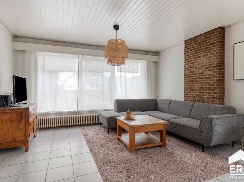 k deze instapklare woning, rustig gelegen in de Kapelstraat 60 te Lommel. Deze woning biedt een comfortabele woonomgeving met een praktische indeling