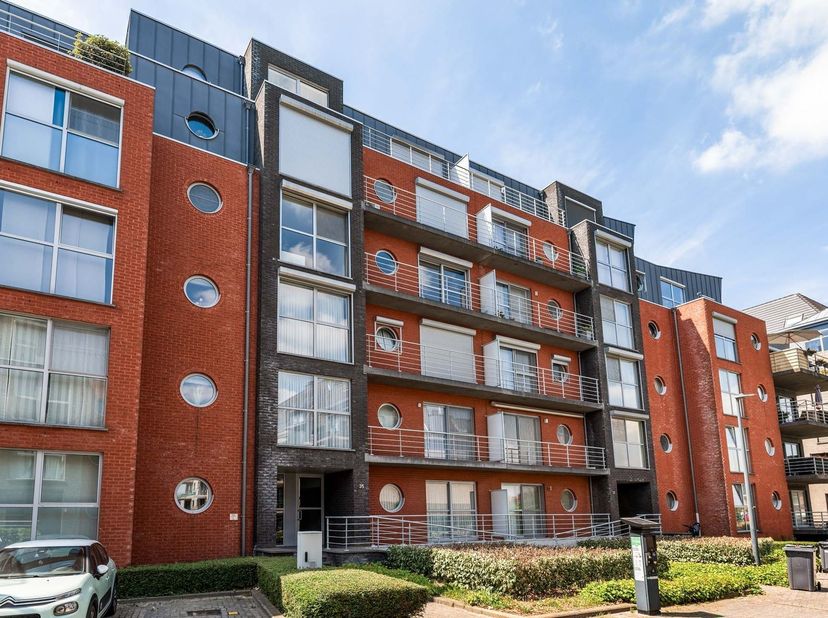 Appartement met 3 slaapkamers, 2 terrassen en ondergrondse garage<br />
Gelijkvloers<br />
De inkomhal is uitgerust met een veiligheidsdeur en een a