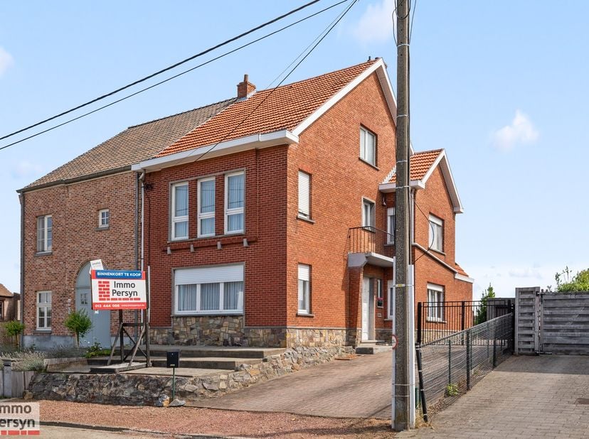 Ben je op zoek naar een stevige, ruime woning met heel wat potentieel op een gunstige locatie?<br />
Deze ruime halfopen bebouwing bevindt zich in de