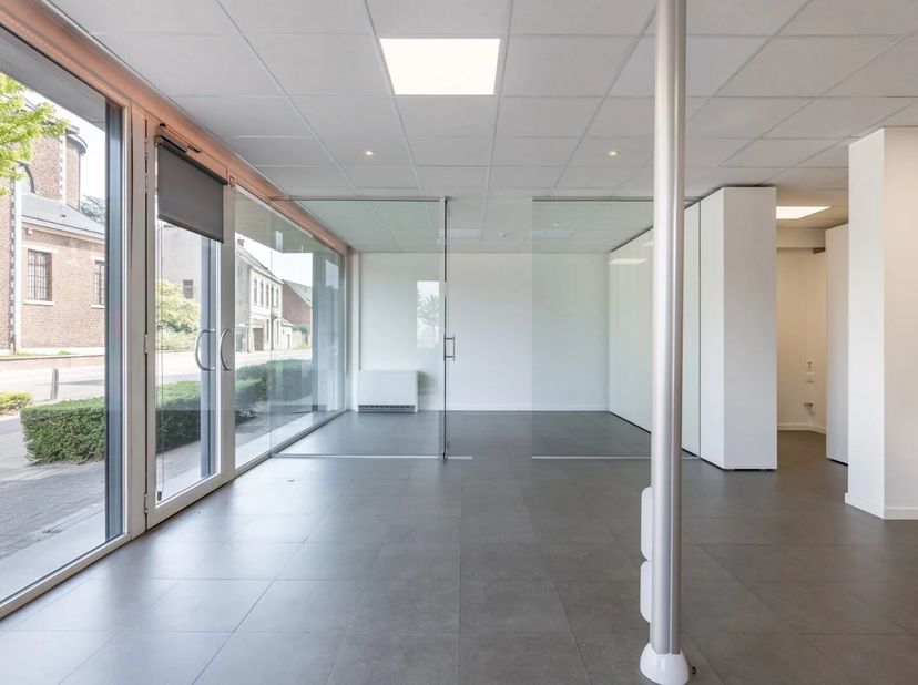 Bent u opzoek naar een pand om uw ondernemersdroom in vervulling te laten gaan of verder uit te bouwen? Dan is deze handelsruimte in hartje Koersel mi