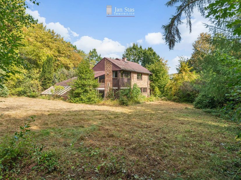 Op zoek naar ruimte, rust en een groene woonomgeving? Deze ruime vrijstaande woning combineert comfortabel wonen met een uitstekende ligging in een bo