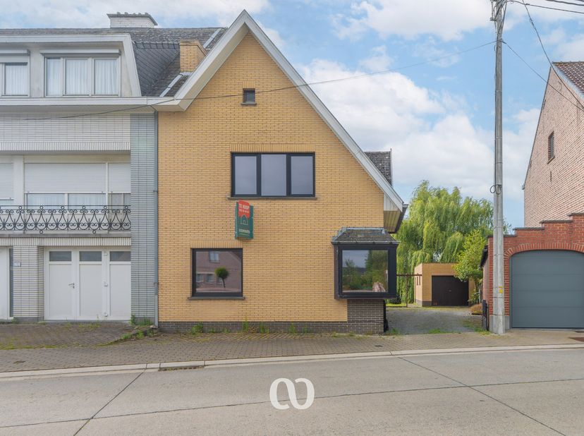 Het bezoekmoment gaat door op 24/6. Inschrijven kan eenvoudig via onze website!<br />
Halfopen woning met zuidgerichte tuin en veel potentieel in Brak