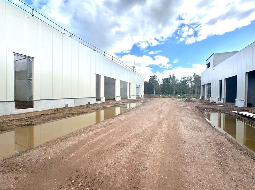 KMO-unit te koop in KMO-park AZAD<br />
Ontdek deze veelbelovende KMO-units in KMO-park AZAD te Genk, vlakbij het Albertkanaal: een toplocatie met uit