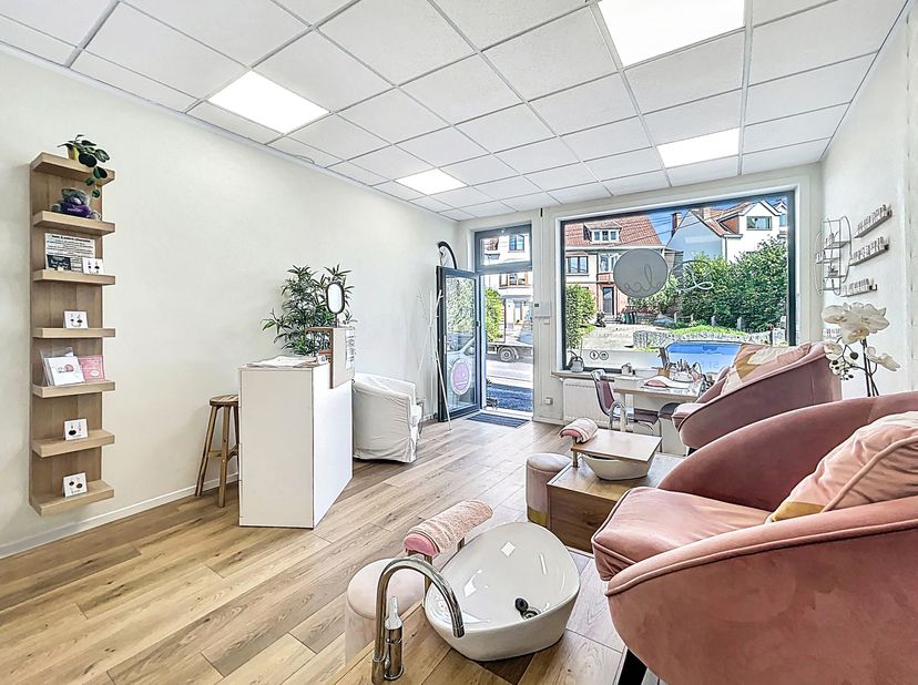 Genval – Zeer goed gelegen op de kruising van Genval, Lasne en Terhulpen, presenteert AMELOT PROPERTIES deze commerciële ruimte van +/-40 m² in een ge