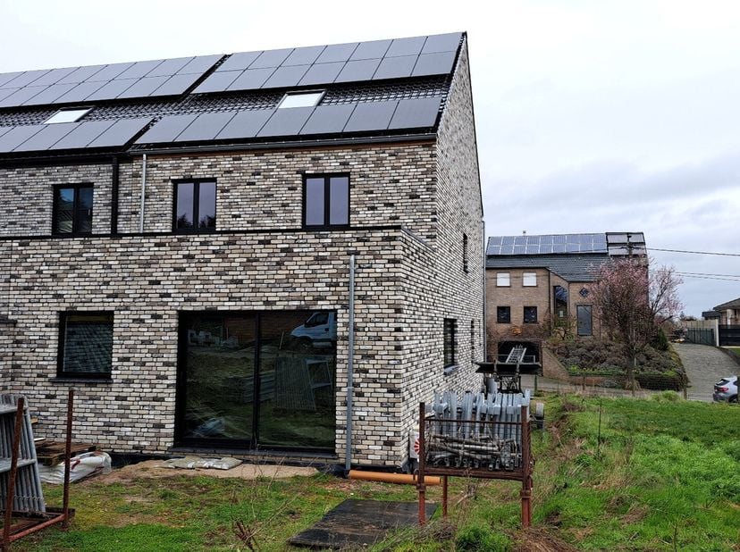Zeer mooie casco woning gelegen in het gezellige Goetsenhoven. Het pand heeft PVC en ALU ramen met HR+ beglazing, 21 zonnepanelen en regenwaterput van