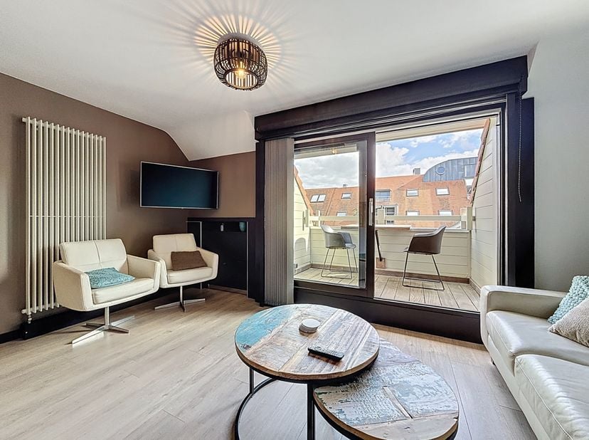 Instapklaar en lichtrijk doorloop appartement, centraal gelegen op korte wandelafstand van de vaargeul, de schildpad en de zee in Nieuwpoort-Bad.<br /