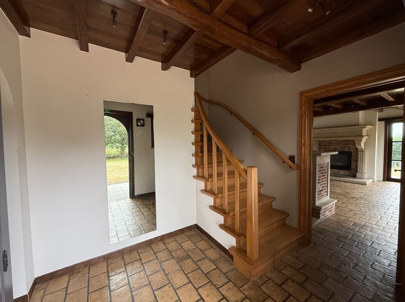 Deze woning omvat een inkomhal met gastentoilet. Ruime leefruimte met aansluitend de uitgeruste keuken én een berging.<br />
Op het gelijkvloers is er