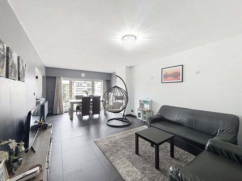 Dit verzorgde appartement te koop is gelegen aan de bekende Bisschoppenhoflaan<br />
in Deurne. Dankzij de grote raampartijen geniet u hier van een ui