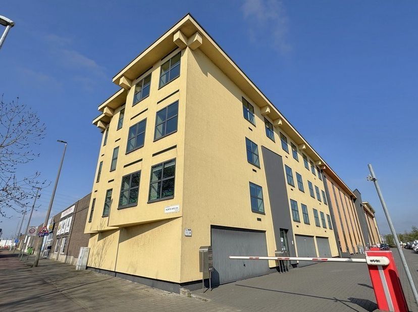 271m² d'espace de bureau au 2ème étage (actuellement en rénovation)<br />
Emplacement : à proximité de la sortie R1/E19/E34 et à proximité de l'arrêt