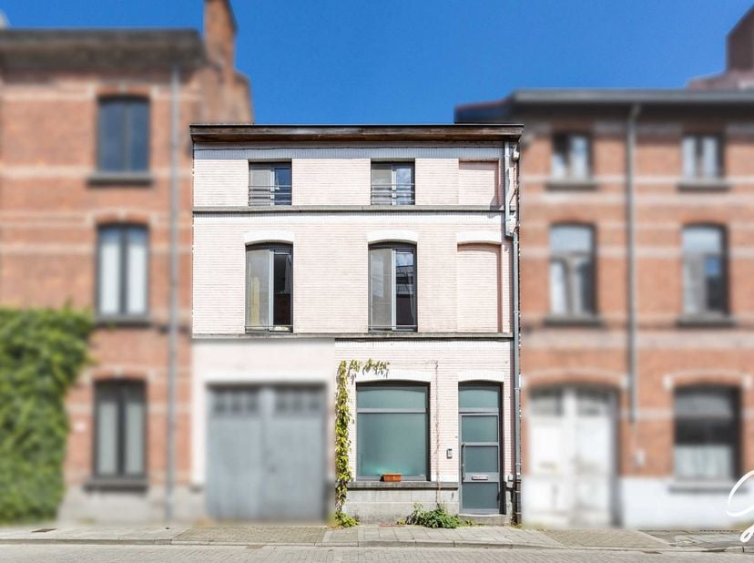 Située dans un emplacement de premier choix, à quelques pas de Portus Ganda et du centre historique de Gand, cette maison entièrement rénovée (rénovat