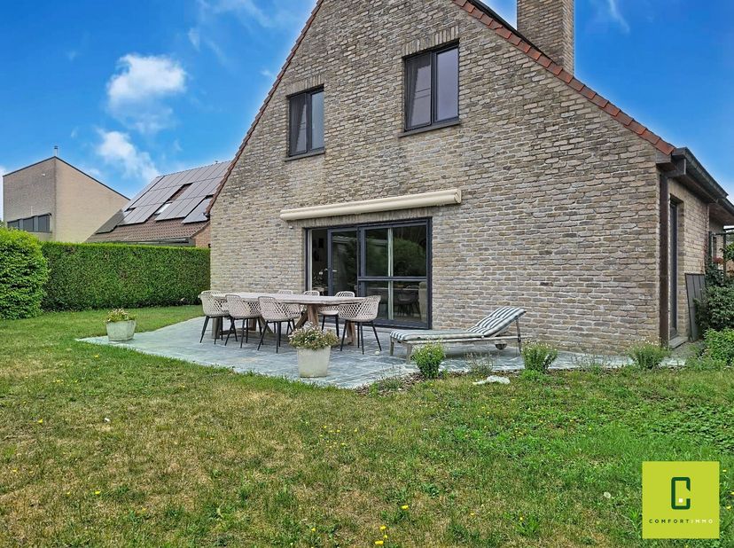 Op zoek naar een verzorgde en energiezuinige villa op een toplocatie? Deze recente open bebouwing (bouwjaar 1999) met gunstig EPC-label B combineert c