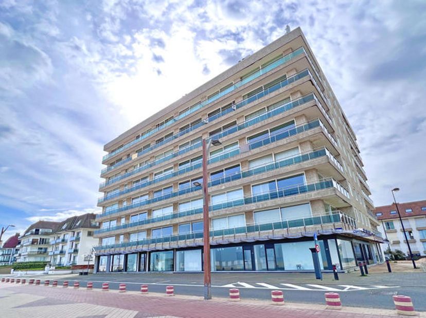 Staanplaats gelegen in een zijstraat van Zeedijk in de residentie Saint Georges op -2.<br />
Lengte: 5,90m<br />
Breedte: 2,36m<br />
Om een bezoek in