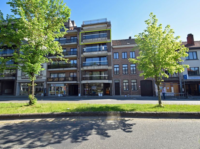 Dit instapklare appartement op de vierde verdieping biedt een aangename woonomgeving met veel lichtinval en extra buitenruimte dankzij twee terrassen.