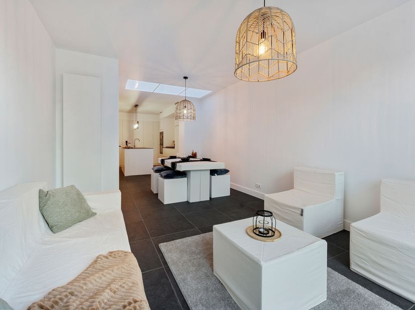 Gerenoveerde woning met 3 slaapkamers te koop in Menen<br />
Bij het binnenkomen word je verwelkomd in de inkomhal met een handige berging/technische