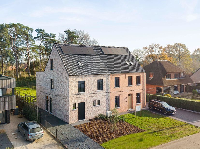 Deze prachtige pastoriestijlwoning combineert tijdloze klasse met hedendaags wooncomfort en een uitzonderlijk energiezuinig karakter. Gelegen op een p