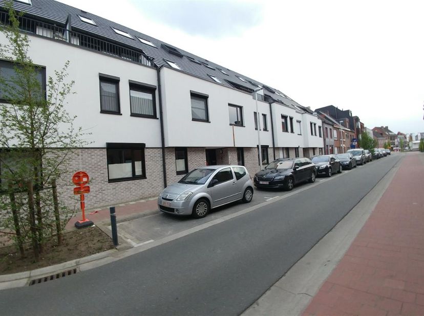 In het centrum van Zele hebben wij dit bijzonder leuk duplex appartement, het omvat: inkomhal, woonkamer met open ingerichte keuken, berging, badkamer
