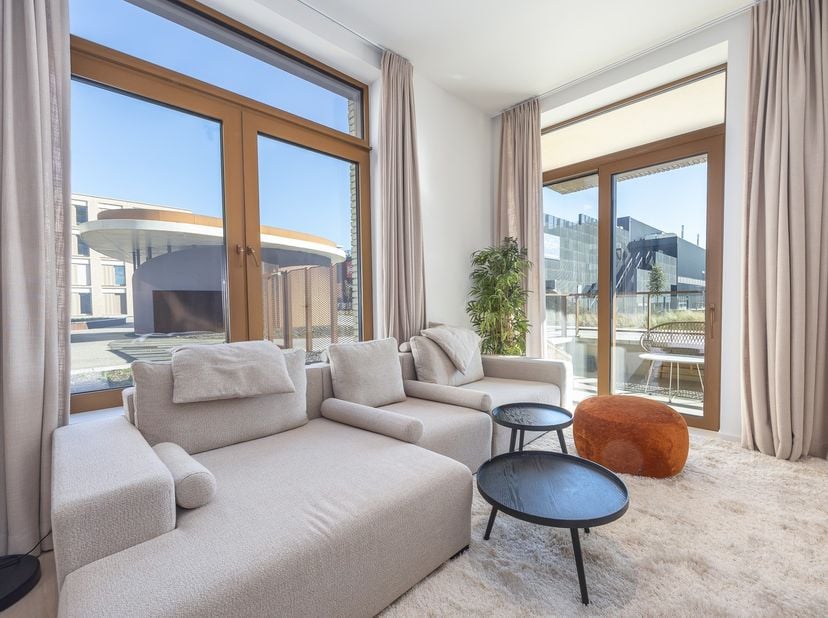 LUXUEUS GELIJKVLOERS DRIESLAAPKAMER APPARTEMENT&amp;nbsp;<br />
Gelegen in de nieuwbouw residentie O’Sea bieden wij u graag een prachtig drieslaapkamerapp