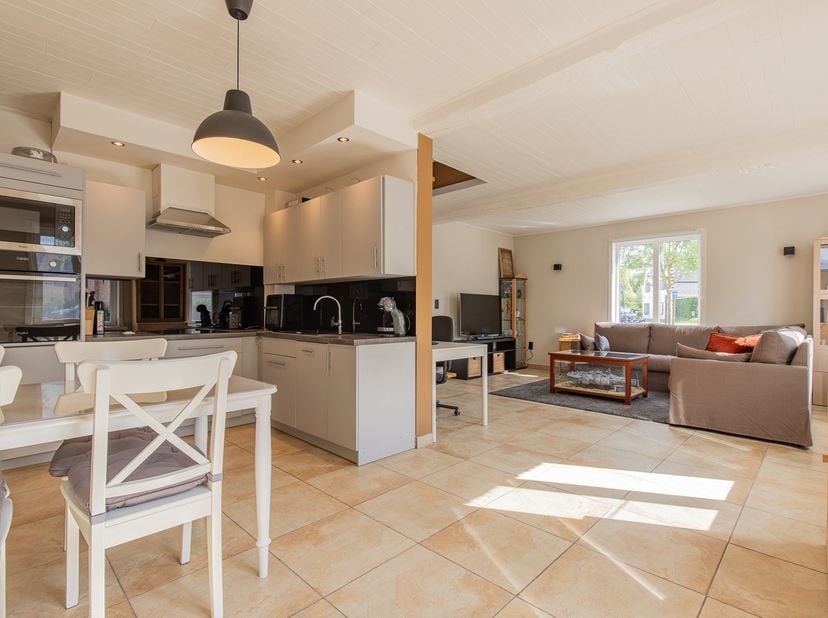 Deze gezellige en instapklare woning is rustig gelegen, nabij het centrum van Hamme met al haar faciliteiten (winkels, scholen, horeca, openbaar vervo