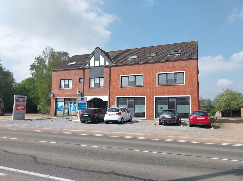 Demandez votre visite à info@optimusvastgoed.be !<br />
A LOUER : Espace commercial/bureau idéalement situé à Beringen !<br />
Cet espace commercial