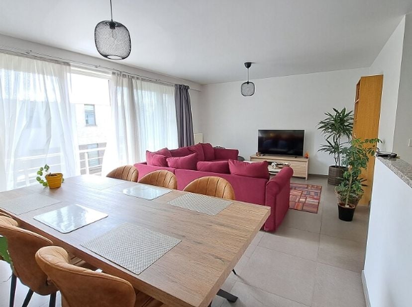 Lichtrijk 2-slaapkamerappartement met TERRAS en AUTOSTANDPLAATS te huur in Torhout, op interessante ligging vlakbij station, de markt en &amp;nbsp;ziekenh