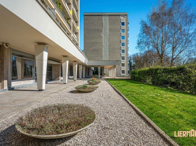 Ontdek dit lichtrijke appartement van 95 m², gelegen op de dertiende verdieping van een residentie met uniek uitzicht op het park van Aalst. Dit appar