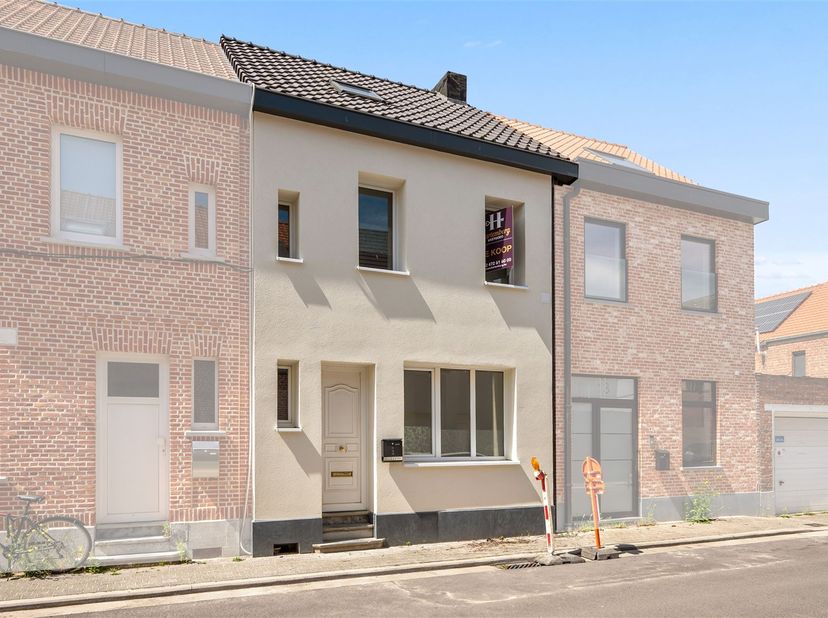 In een van de rustigste straten van Mechelen, ligt dit vernieuwde huis. De gevel met witte sierpleister is onderaan voorzien van een plint in blauwe h