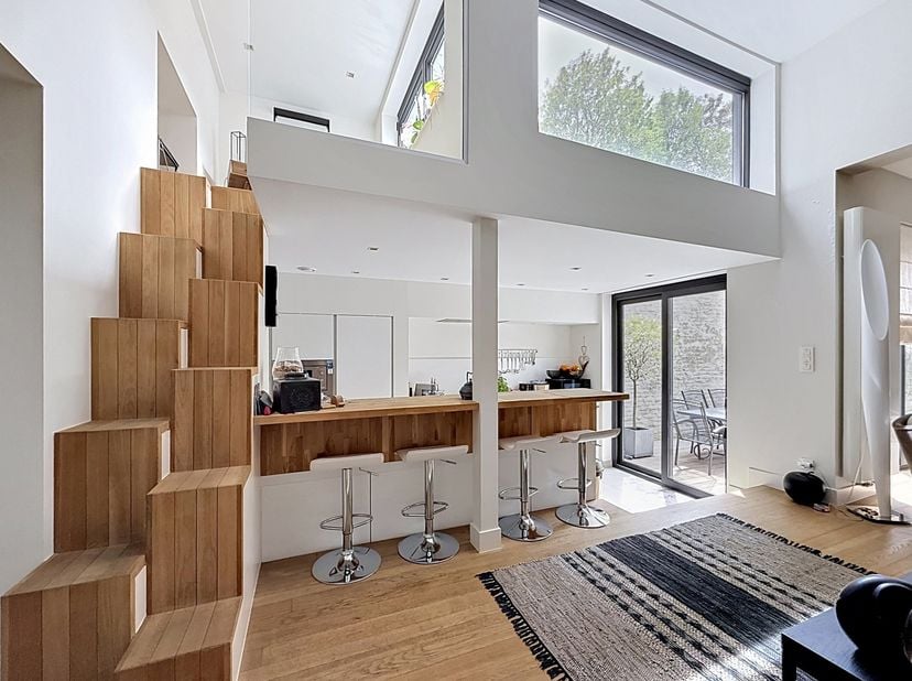 IXELLES I LOUISE: ideaal gelegen op een steenworp afstand van winkels en openbaar vervoer, in een rustige straat, luxe appartement van +/- 160 m². Het