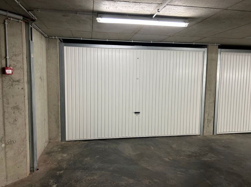 Ben je op zoek naar een garage die nét dat beetje extra biedt?<br />
<br />
Deze uitzonderlijk brede garagebox valt direct op door zijn royale afmetin