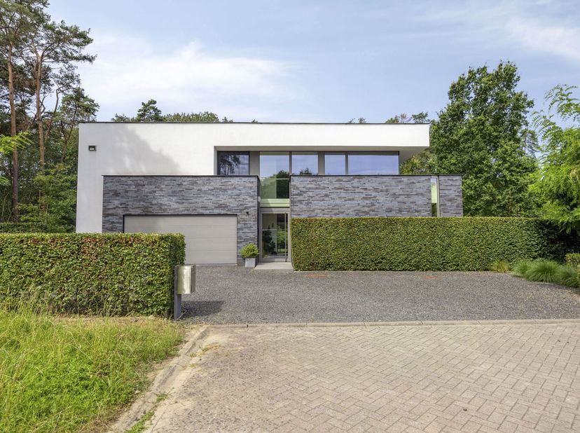 In het groene hart van het Hageland, aan het einde van een doodlopende straat en volledig omringd door natuur, bevindt zich deze uitzonderlijke archit