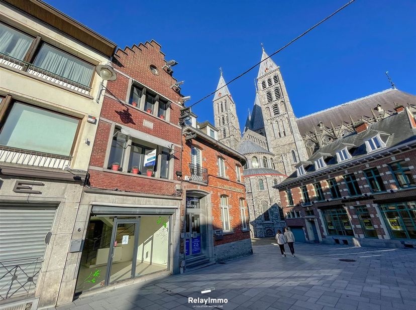 Bel immeuble avec rdc commercial et appartement triplex à l'étage. <br />
RDC : rdc commercial de /- 47 m2 en open space avec belle vitrine à rue, es
