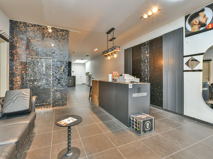 Investeer in een unieke handelspand met drie appartementen in hartje Blankenberge!<br />
Ontdek deze uitzonderlijke investeringsopportuniteit aan de B