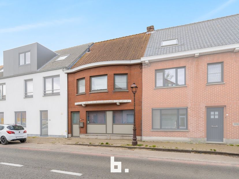 Deze woning ligt in een rustige en aangename buurt van Westkerke, dichtbij winkels, scholen en openbaar vervoer. De woning beschikt over een ruime woo