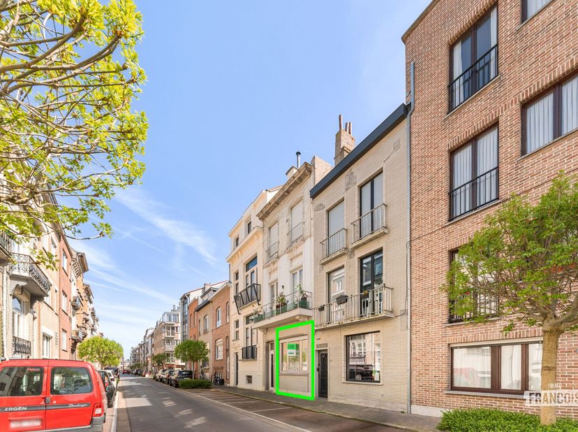 Vous cherchez une maison à vendre à Blankenberge avec du caractère et de nombreuses possibilités ? Cet appartement spacieux situé dans la Sergeant de