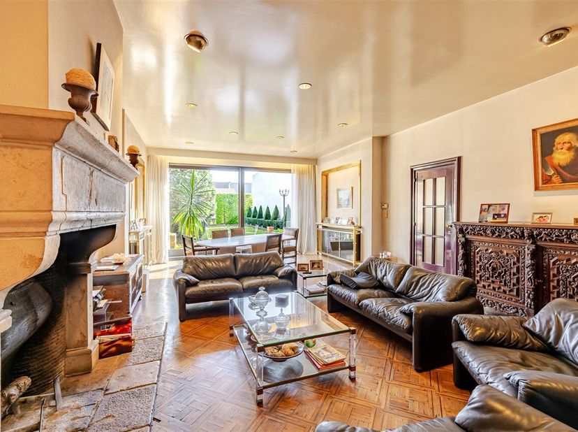 Op een gegeerde ligging vlak bij het Stadspark bevindt zich deze bijzondere karakterwoning met een totale oppervlakte van maar liefst 636 m², verdeeld