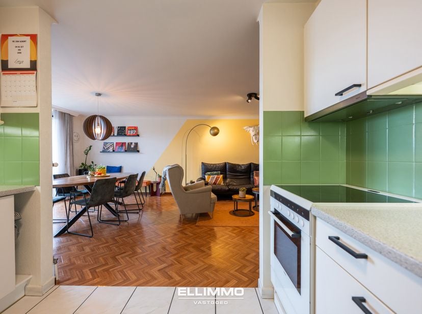 Super gezellig, volledig instapklaar appartement, gelegen op het eerste verdiep, met een garagebox pal aan het bruisende centrum van Bilzen! Dit zeer