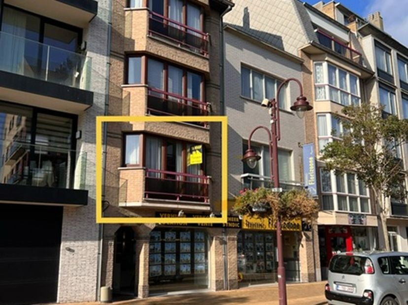 Op slechts 250 meter van het strand en de Zeedijk bevindt zich dit verzorgde appartement met 2 slaapkamers, gelegen in de winkelstraat van Wenduine.<b