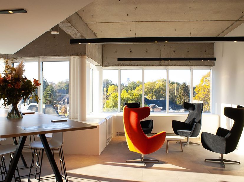 Magnifiek gelegen kantoren van +/- 3.109&amp;nbsp;m² te huur op amper 750 m van de A12 op- en afrit 2 Strombeek-Bever-Centrum met een directe verbinding n