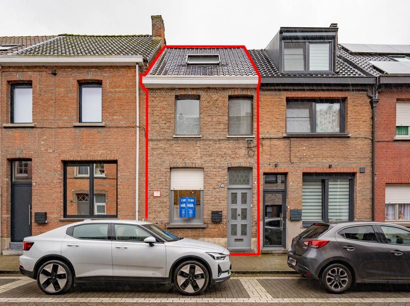 VERNIEUWDE WONING MET TUIN -<br />
<br />
In een rustige straat, vlak bij het centrum, bevindt zich deze charmante gesloten bebouwing. <br />
De wonin
