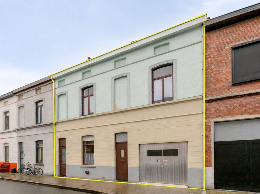 Woning met véél potentieel op topligging in Gentbrugge!<br />
Ben je op zoek naar een woning waar je écht je eigen stempel kan op drukken? Dan is dit