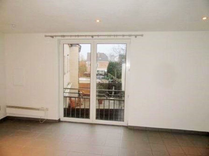 Deze studio bevindt zich op de 1ste verdieping, centrum Munsterbilzen, Hoek Munsterbilzenstraat - Zavelstraat<br />
Alle nodige handelspanden en ander