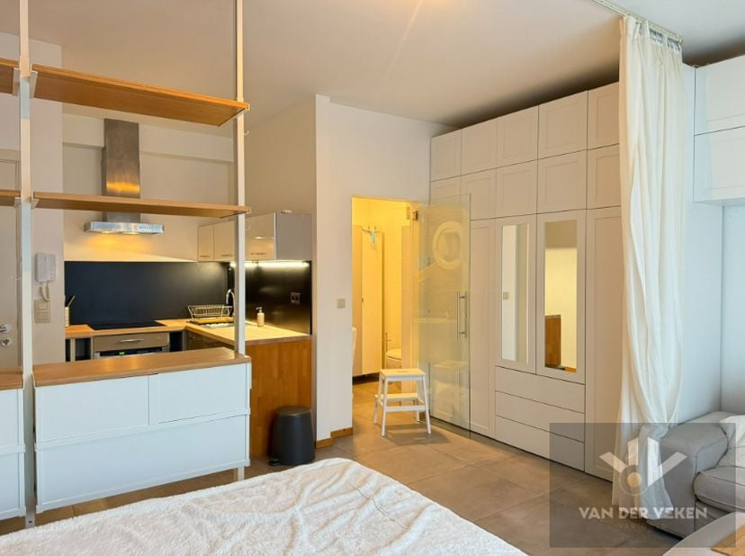 Deze studio is beschikbaar vanaf 1 november 2026!<br />
Bewonersparkeren is van toepassing!<br />
Volledig bemeubeld!<br />
<br />
Op zoek naar een co