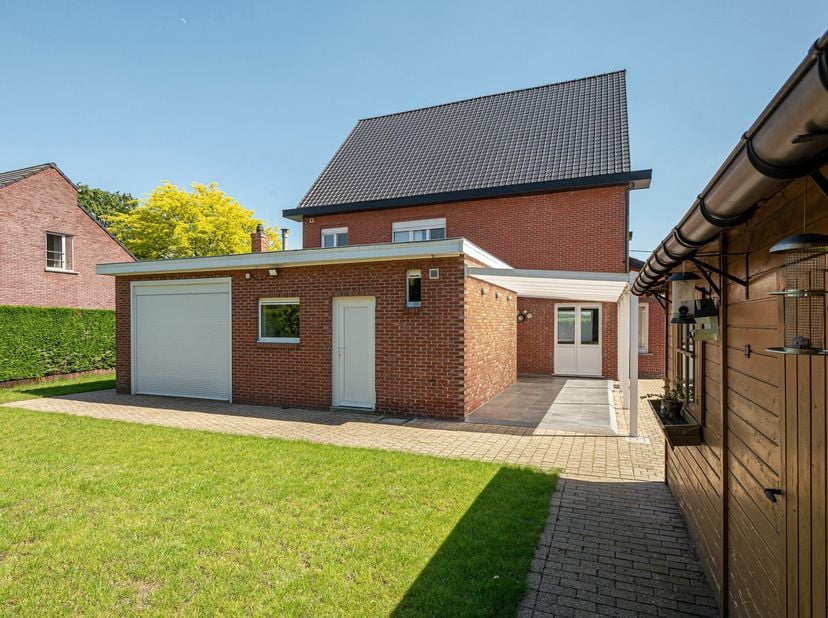 Rustig gelegen ruime gezinswoning met maar liefst 7 slaapkamers, meerdere garages en tal van praktische troeven.<br />
Deze woning combineert op ideal