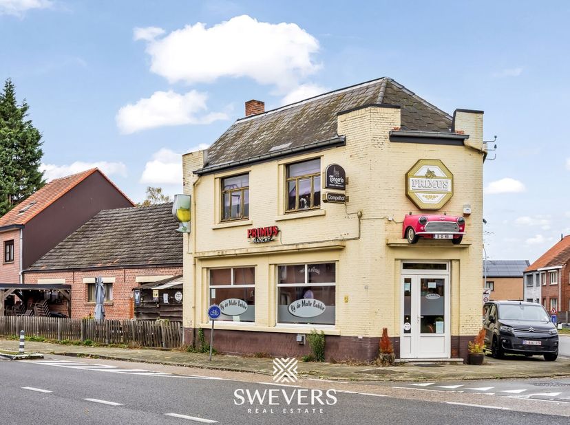 Voor meer info en fotos, surf naar www.swevers.be  BESCHIKBAAR BIJ AKTE (niet verhuurd) - Het handelspand op de Gompelbaan 203 in Mol biedt een unieke