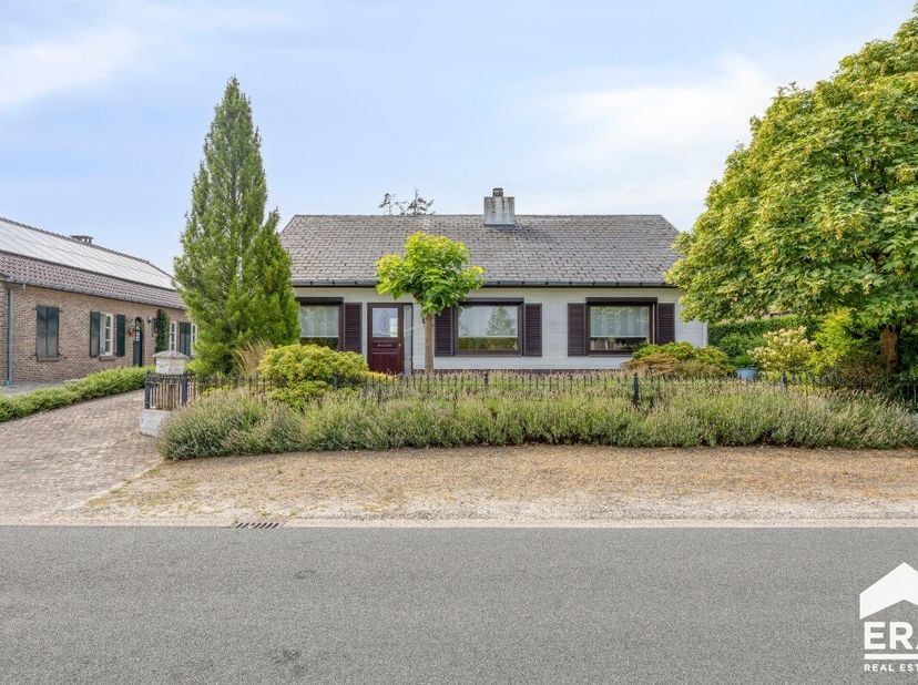 Gezinswoning met ruime garage op 1214m² te koop in Lommel! Lommel: Levensloopbestendige, charmante en instapklare gezinswoning (234m²) met 3 slaapkame