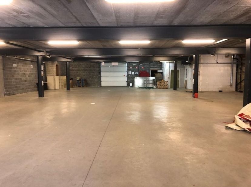 Commercieel gebouw te huur in Herent. Kantoor, winkelruimte en magazijn met laadkade en 17 parkeerplaatsen.<br />
<br />
--------<br />
opsplitsbaar<b